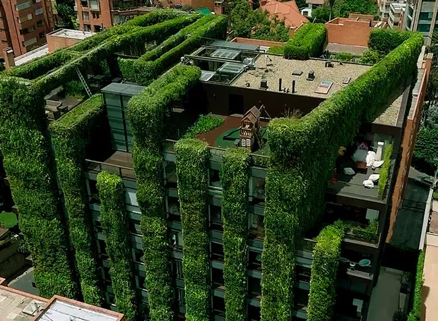 O projeto paisagístico do do Edifício Santalaia, em Bogotá, na Colômbia, , tem espalhadas mais de 115 mil plantas de dez espécies diferentes